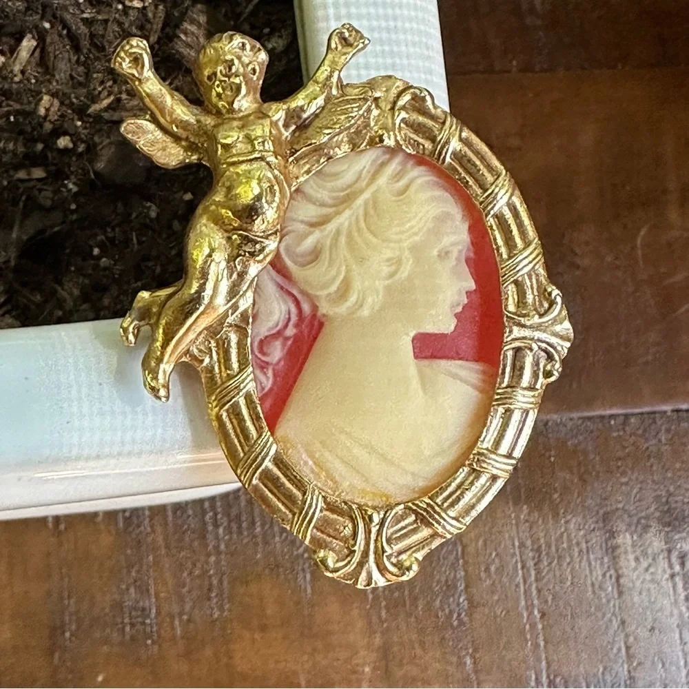 Vintage Estate Signed Raffine Victorian Carved Cameo Brooch Pin Gold With Angel